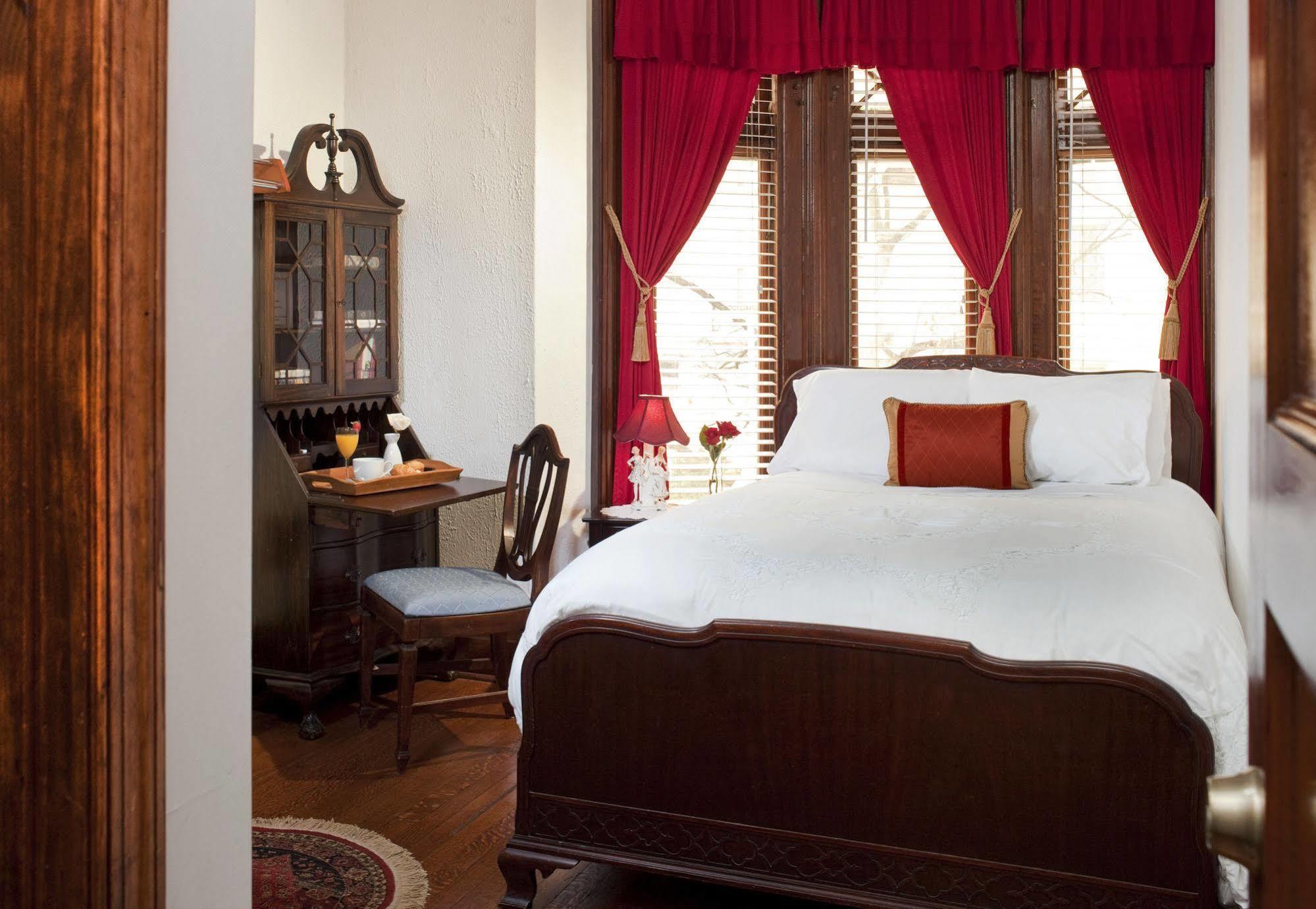 American Guest House, A Dc 2*